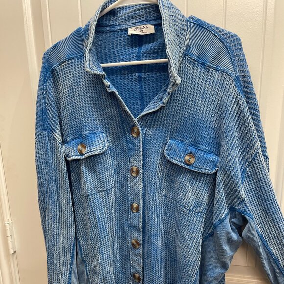 Zenana Outfitters BLUE Waffle Mineral Wash Distressed Button Down Shacket Top - Picture 4 of 7